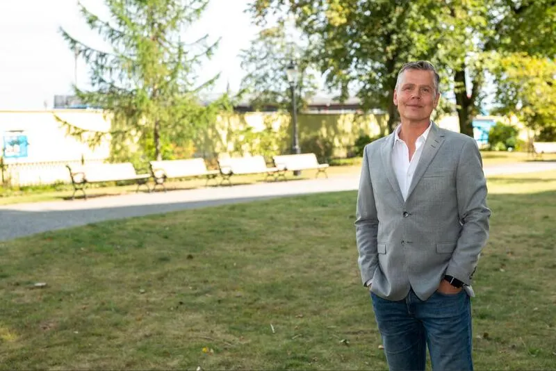 Patrik Häggren föreläser om engagemangsmarknadsföring, relationsbyggande och att skapa resultat genom starka kundrelationer.